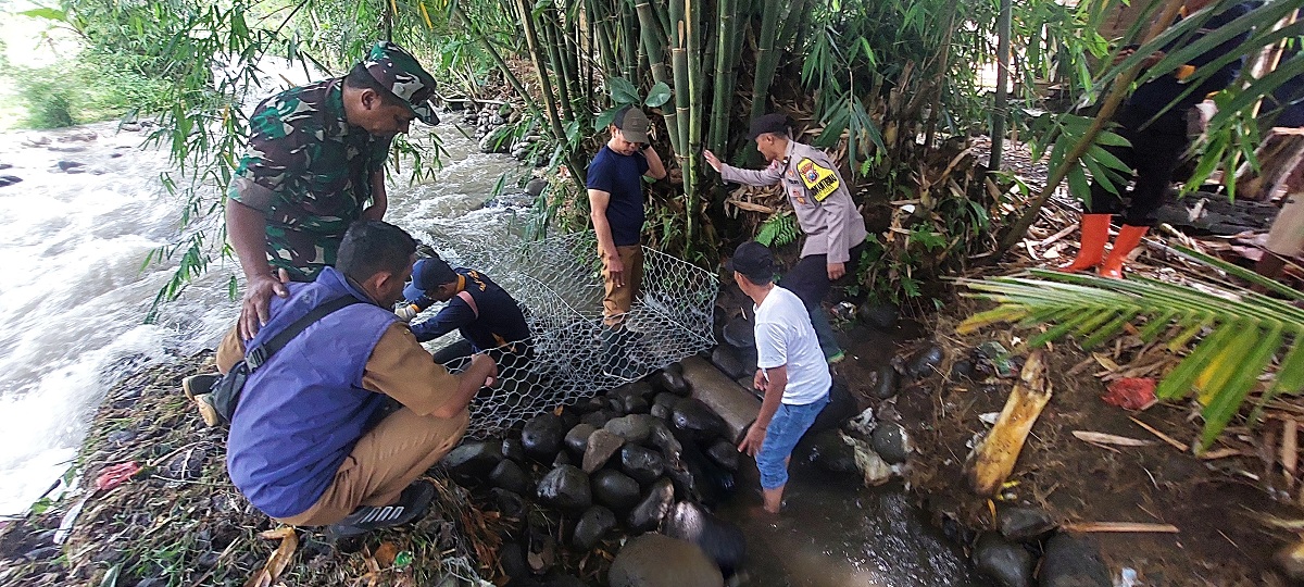 Warga bersama Muspika dan Babinkamtibmas Pakis, DPUBMSDA Jember, Kedes Pakis gotong royong memasang bronjong dan cempolong di saluran irigasi yang mengairi 8 hektare sawah, di Sungai Petung Desa Pakis