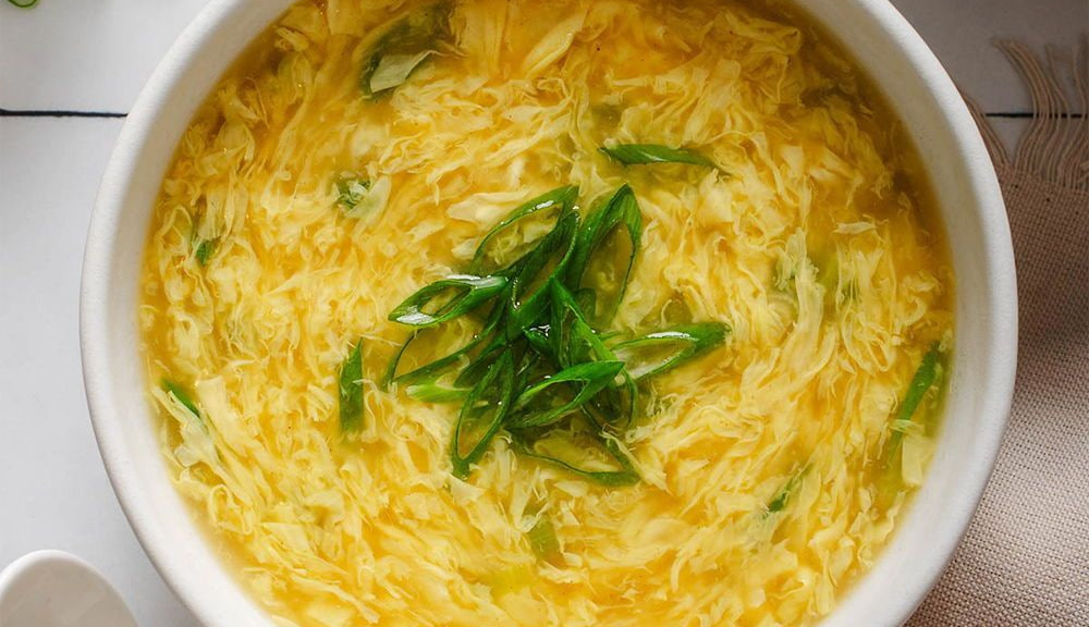 Resep sup tahu telur, cocok dimasak saat hujan-hujan untuk menghangatkan tubuh. (Pinterest)