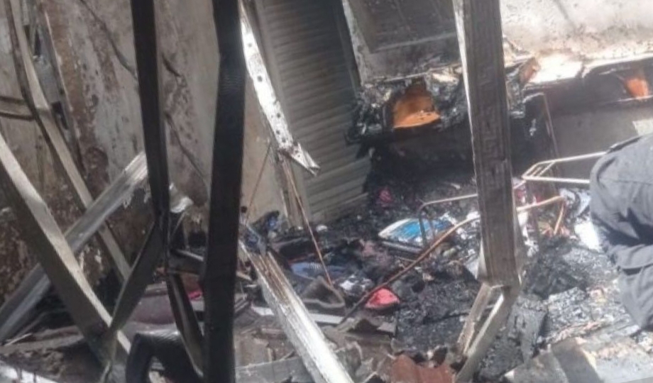 Kondisi rumah Hakim PN Medan, Khamozaro Waruwu, yang hangus terbakar. (Dok. Antara News)