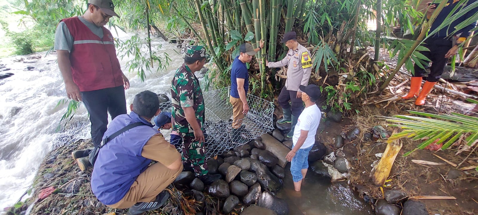 Warga bersama Muspika dan Babinkamtibmas Desa Pakis, Dinas PU BMSDA Jember, Kepala Desa Pakis saat gotong royong memasang bronjong dan cempolong disaluran irigasi yang mengairi 8 hektar sawah di sunga
