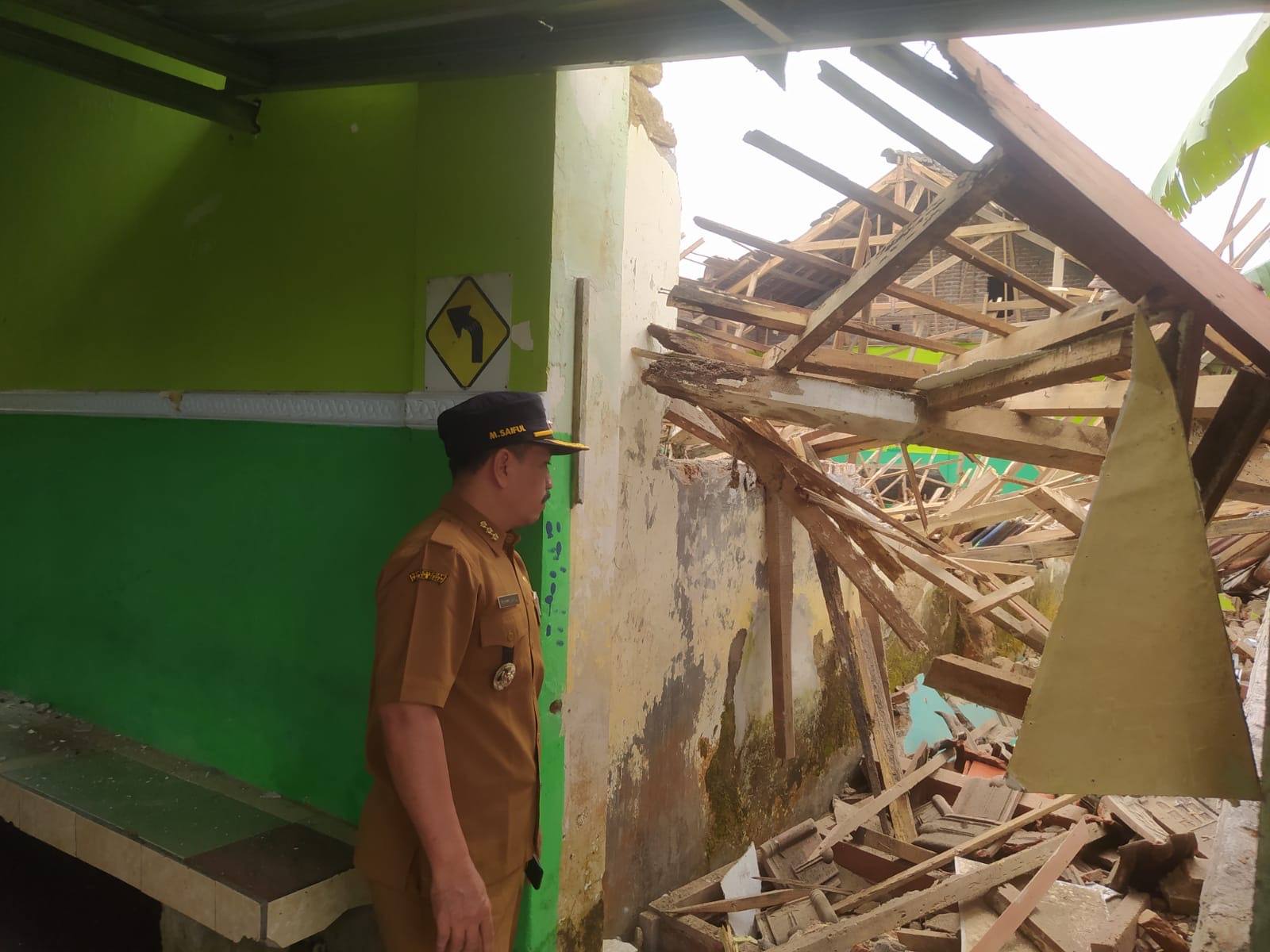 PANTAU: Camat Pasrujambe dan Bidang Sarpras Dinas Pendidikan dan Kebudayaan (Dindikbud) Lumajang saat melihat langsung kondisi ruang kelas ambruk, kemarin.(ADE APRYANIS/RAME)