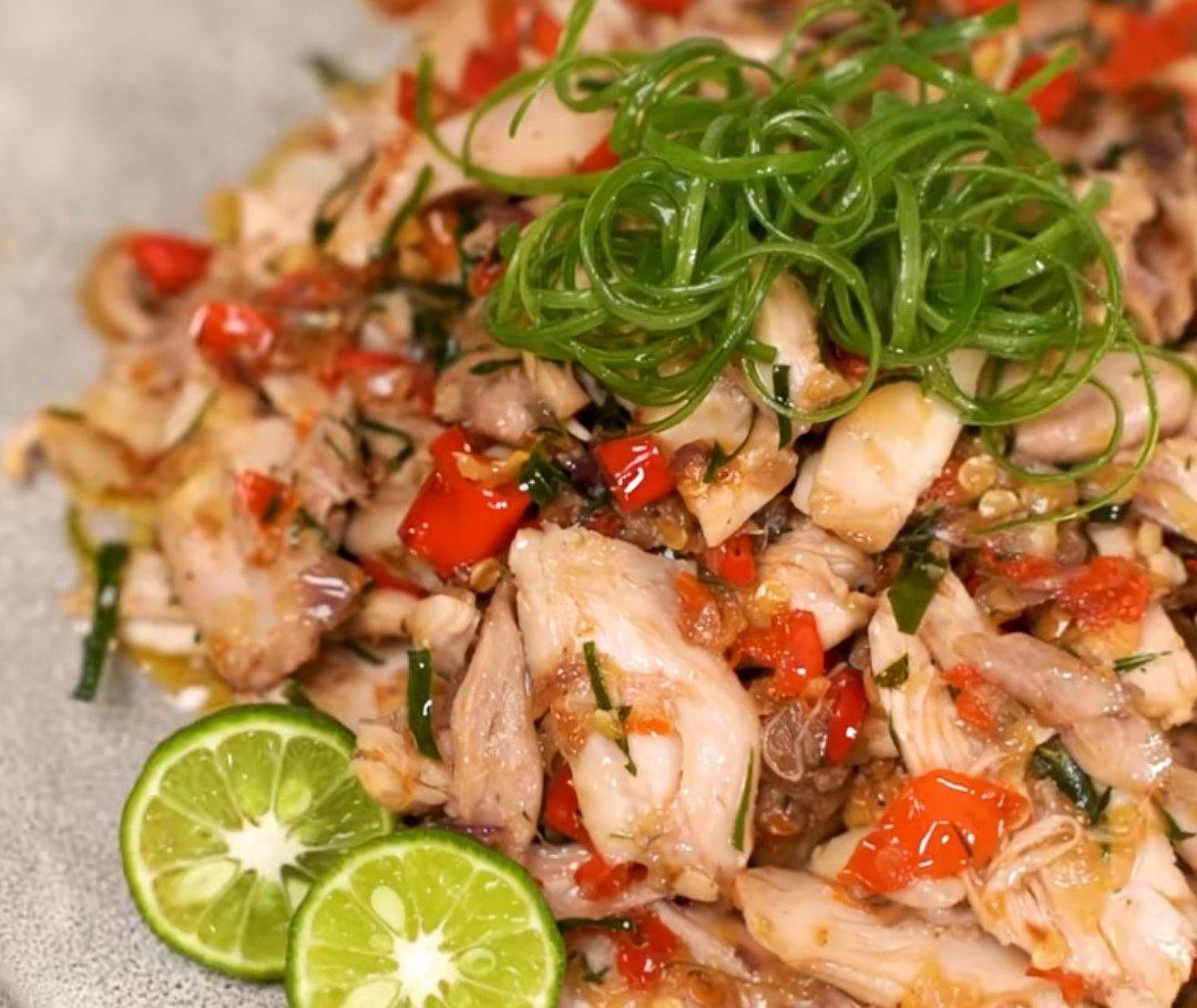 Resep ayam suwir pedas daun jeruk, ayam suwir kekinian yang bikin naih (Tiktok @adekoerniawan_s)