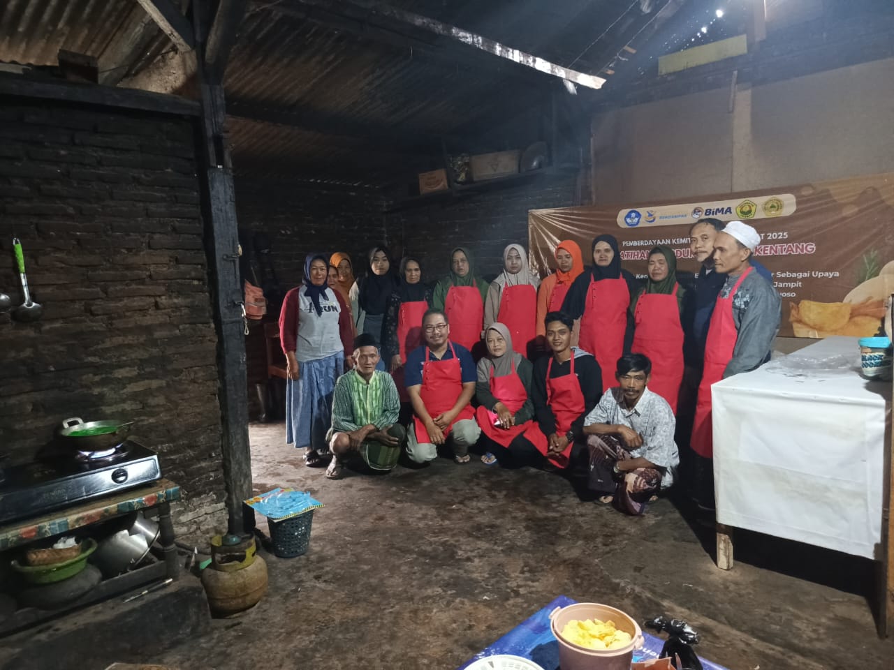 TINGKATKAN PRODUKSI: Tim PKM 2025 dari UNEJ dan UNIBO bersama kelompok masyarakat Pancasona dalam pengembangan teknologi pengering kentang dengan perangkat IoT berbasis embedded controller, Senin (10/