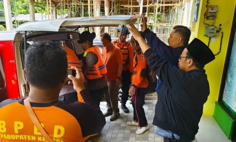 Tim SAR yang berhasil menemukan korban mahasiswa KKN yang hanyut di sungai Genting, Kendal. (Dok.Antara News)