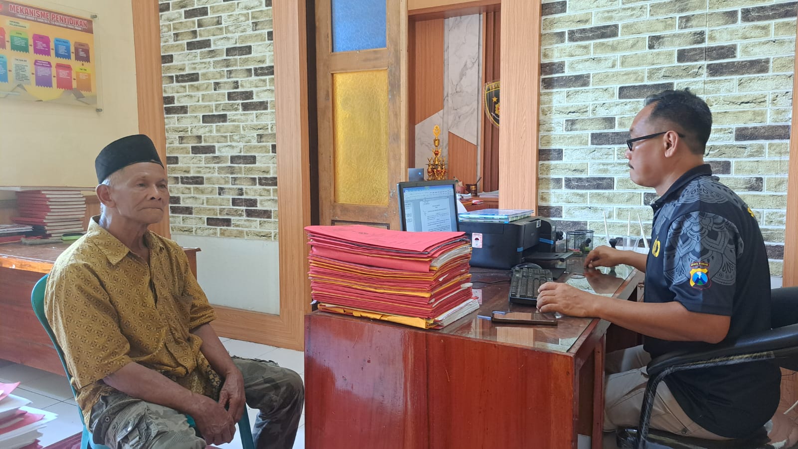 DIPERIKSA: Niman, orang tua Bugi, dimintai keterangan kemarin, setelah terjadi pembunuhan pada, Senin (20/10) lalu.