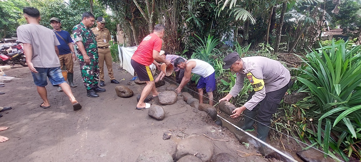 KERJA BAKTI: Warga dan pemilik rumah yang terdampak banjir, Senin (20/11) lalu, masih kerja bakti membersihkan lumpur di halaman rumah Haris, Desa pakis, Kecamatan Panti.