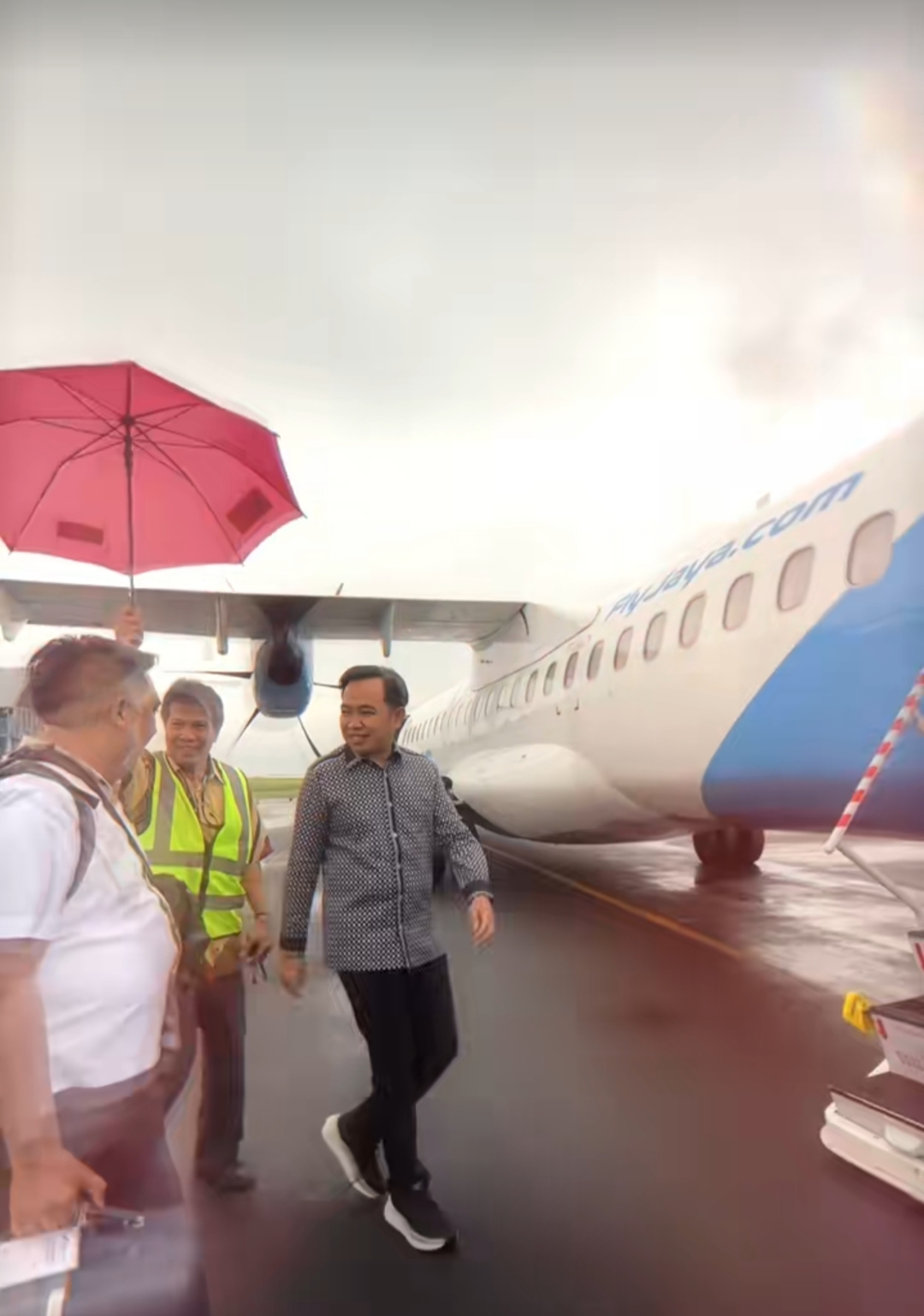 PERMANEN: Bupati Jember Muhammad Fawait terbang menggunakan Maskapai FlyJaya, yang landing di Bandara Notohadinegoro dan take-off menuju Bandara Internasional Halim Perdanakusuma Jakarta (11/11/2025).