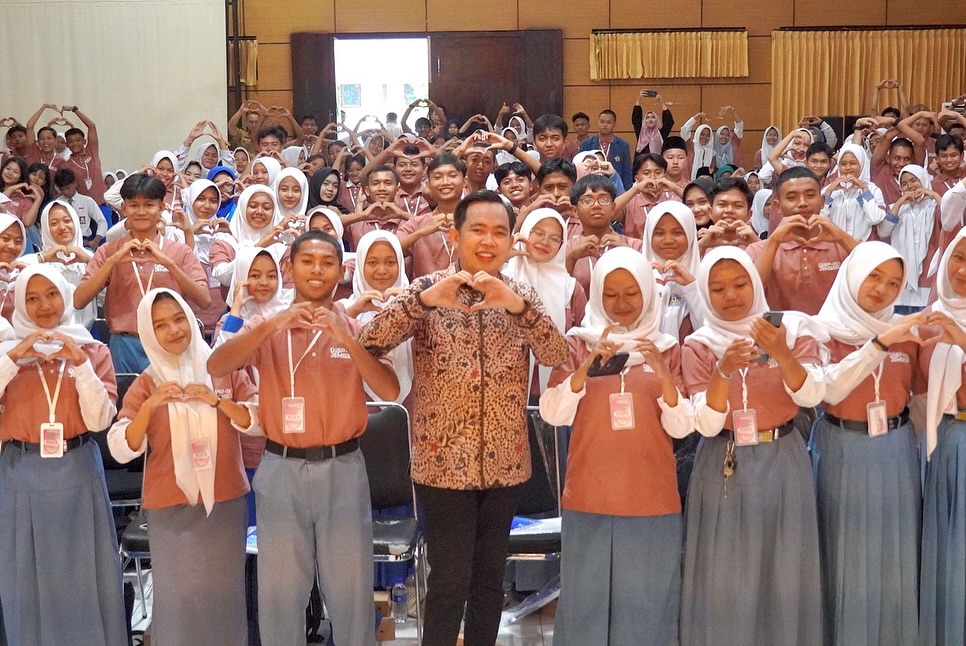 BAKAR SEMANGAT: Bupati Fawait berfoto bersama usai memberikan orasi di hadapan para pelajar SMA/SMK, di Aula Kantor Dinas Pendidikan Jember, Selasa (11/11).