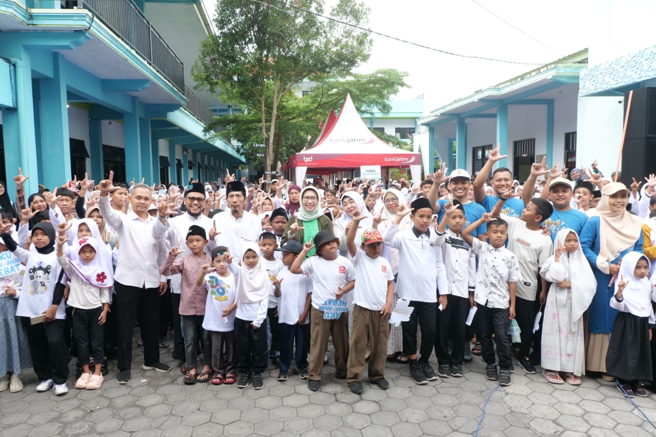 DUKUNG: Bupati Lumajang Indah Amperawati saat bersama ribuan anak-anak yatim, dhuafa di Lembaga Amil Zakat (LAZ) Saku Yatim Indonesia, kemarin.(ATIEQSON MAR IQBAL/RAME)
