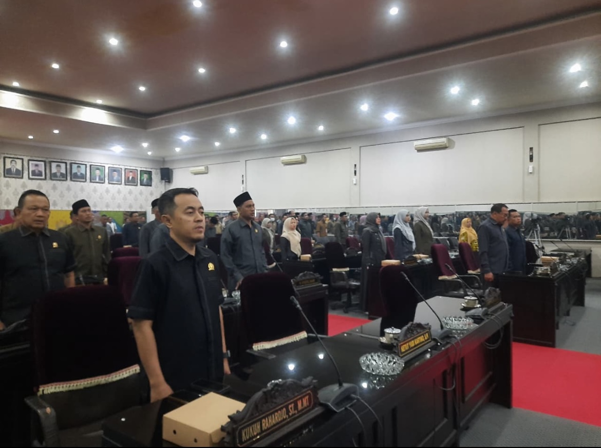 BERKUMPUL: Sejumlah anggota Dewan saat mengikuti rapat paripurna PU Fraksi Raperda APBD 2026, kemarin.(FAQIH HUMAINI/RADAR IJEN)