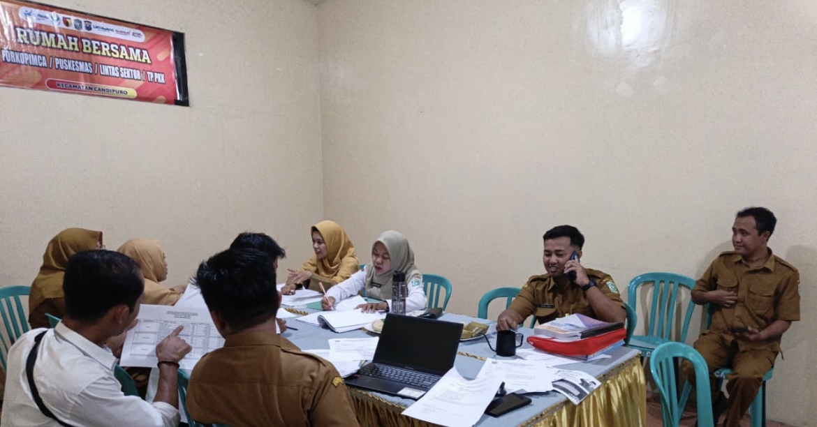 MONEV: Sejumlah pegawai Dinas Pemberdayaan Masyarakat dan Desa (DPMD) Lumajang saat melakukan monev, kemarin.(ATIEQSON MAR IQBAL/RAME)