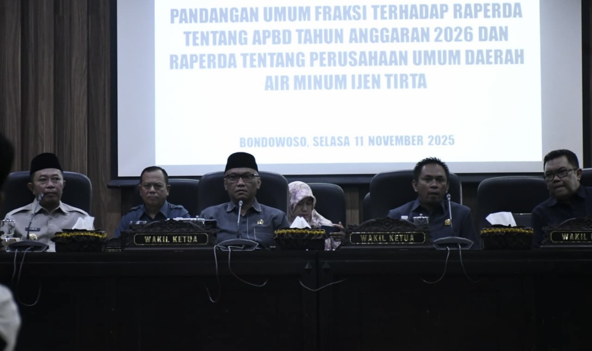 BERJEJER: Sejumlah unsur pimpinan  legislatif san eksekutif saat mengikuti rapat Paripurna penyampaian pandangan umum (PU) Fraksi.(KOMINFO BONDOWOSO FOR RADAR IJEN)