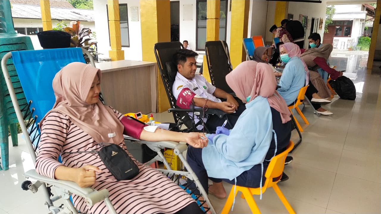SEHAT: Warga yang sudah langganan donor darah menunjukkan darahnya sehat karena bisa dipakai untuk orang lain.