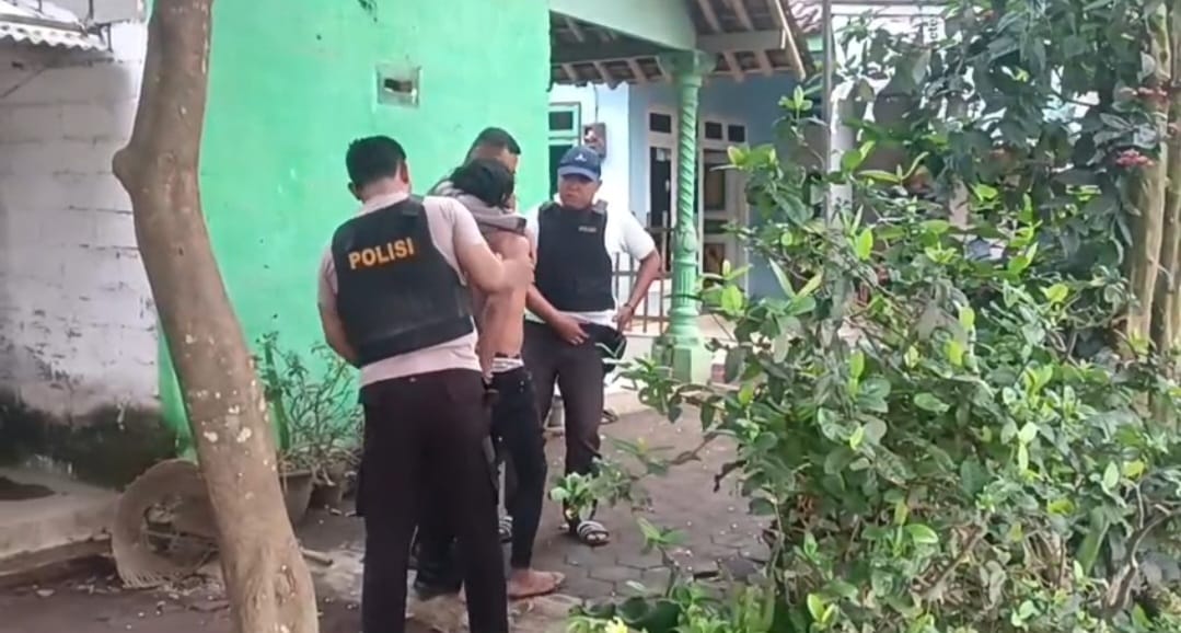 BERHASIL DIBEKUK: Hariono, 40 warga Desa Cakrun, Kecamatan Kencong saat diamankan polisi setelah mengancam warga dengan sajam terhadap Djoyo, 65,
