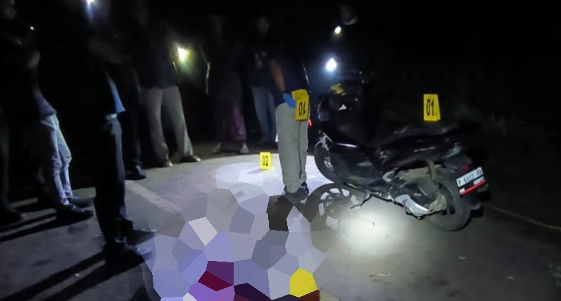 TEMPAT MENGHABISI KORBAN: Tim Inafis Polres Jember saat melalukan olah TKP di Dusun Sagaran, Desa Jamintoro, Kecamatan Sumberbaru pada Senin (20/10/2025) malam lalu