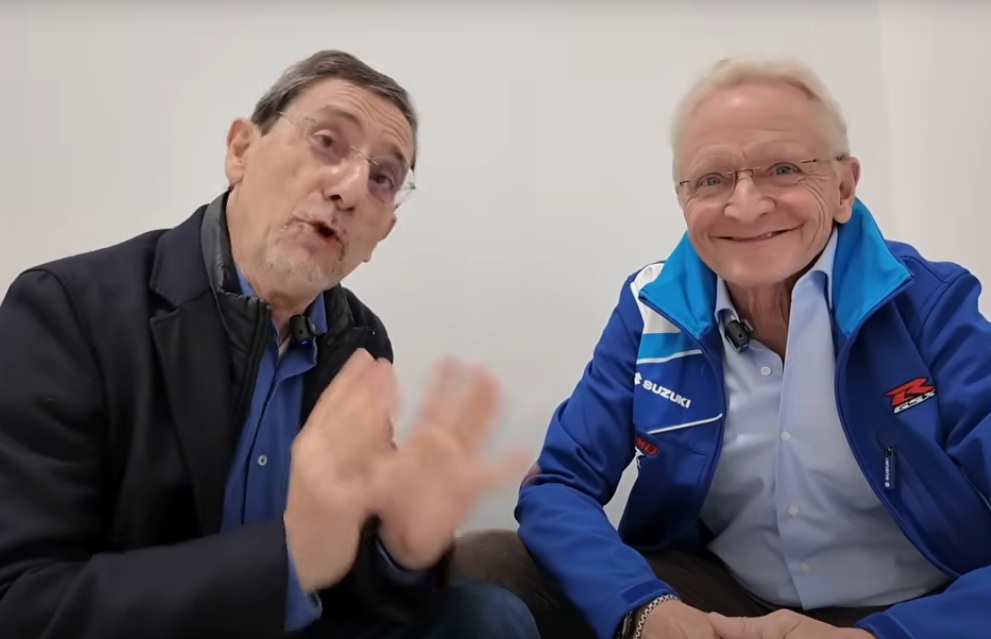 Kevin Schwantz (jaket biru), juara dunia 500cc tahun 1993.