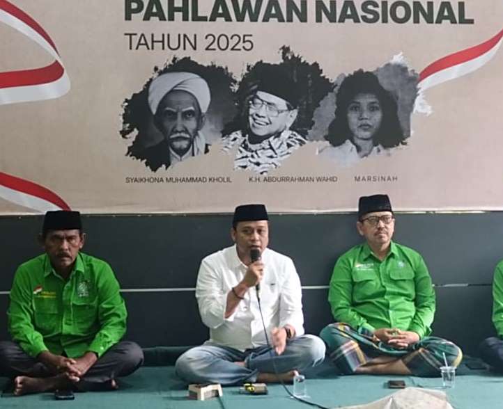 SYUKUR BERSAMA: DPC PKB menggelar tasyakuran memperingati tiga tokoh Jatim yang diberikan tanda kehormatan sebagai Pahlawan Nasional di kantor partai, kemarin (13/11).