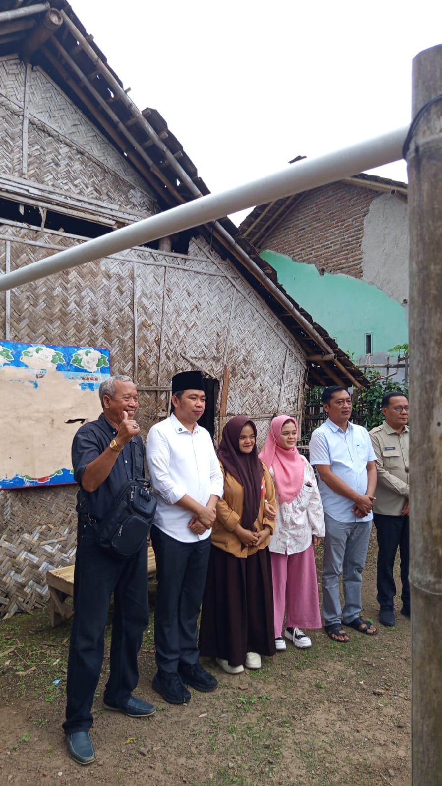 (Tengah) Gea bersama kakaknya, Bintang, saat kediamannya dikunjungi Bupati Fawait, bersama Pj. Sekda Jupriono, Ketua DPRD Ahmad Halim, dan aktivis sosial Andhy Sungkono, akhir Agustus lalu (29/8).