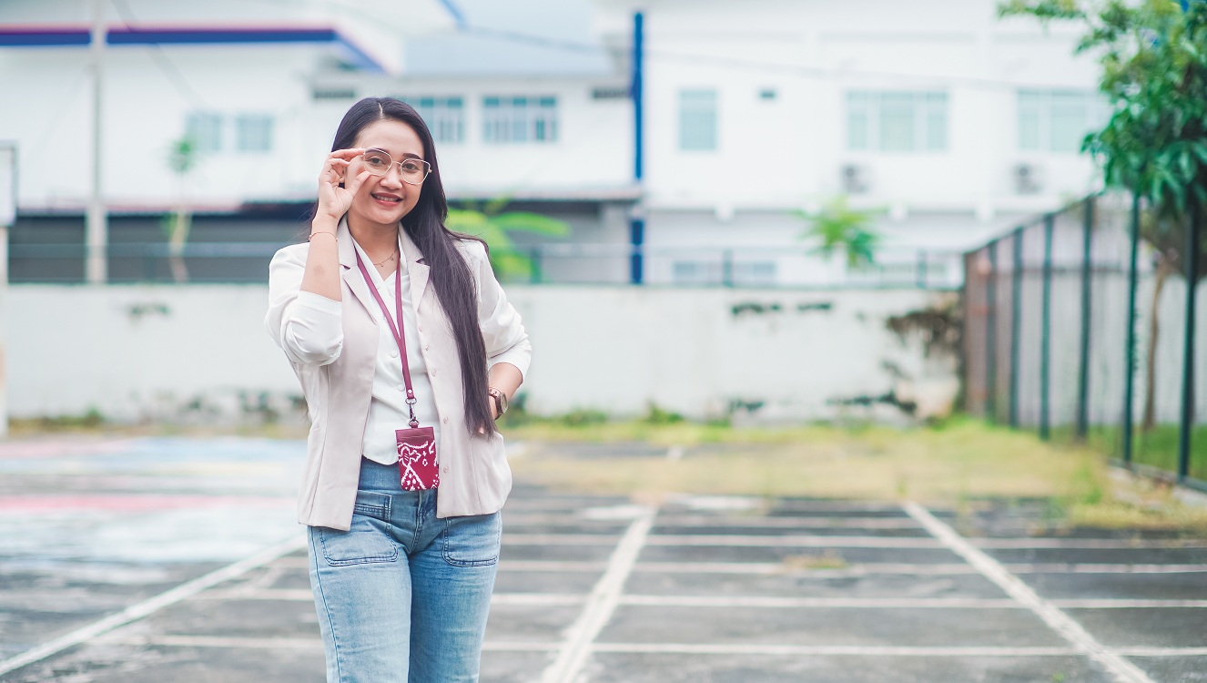 TERSENYUM: Staf Business Development Pegadaian Jember, Yunita Irianti, bertugas dalam kegiatan Pengembangan UMKM di Balai Serbaguna, beberapa waktu lalu.