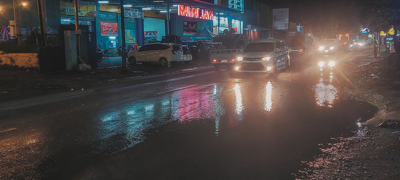 Genangan air di Jalan Gajah Mada, tepatnya di depan Toko Ramai Jaya, seperti tak pernah habis selama musim hujan ini. JUMAI/RADAR JEMBER
