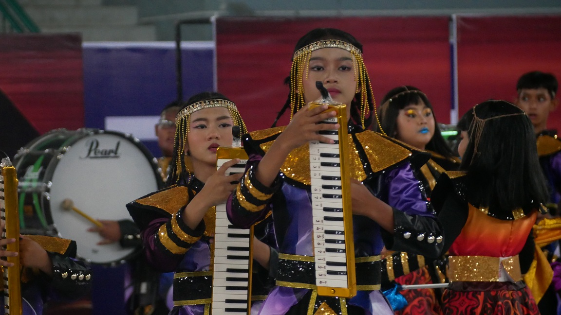 MENYIHIR PENONTON: Penampilan peserta drum band asal Surabaya ini menyihir penonton saat Kejurprov PDBI Jatim mata lomba Lomba Unjuk Gelar (LUG) di GOR PKPSO Jember, Kamis (14/11).