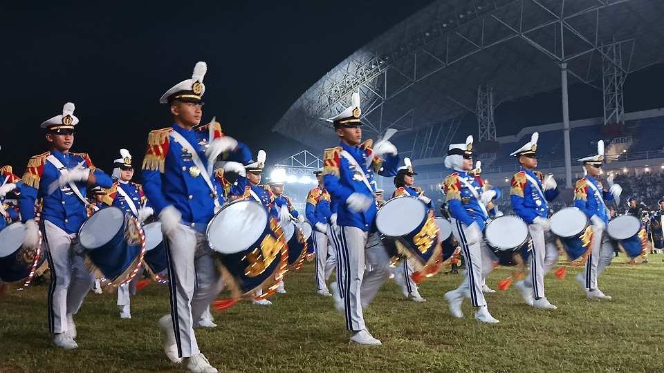 MEMUKAU: Atraksi marching band saat pembukaan MTQ 2025 di Stadion Jember (13/11).