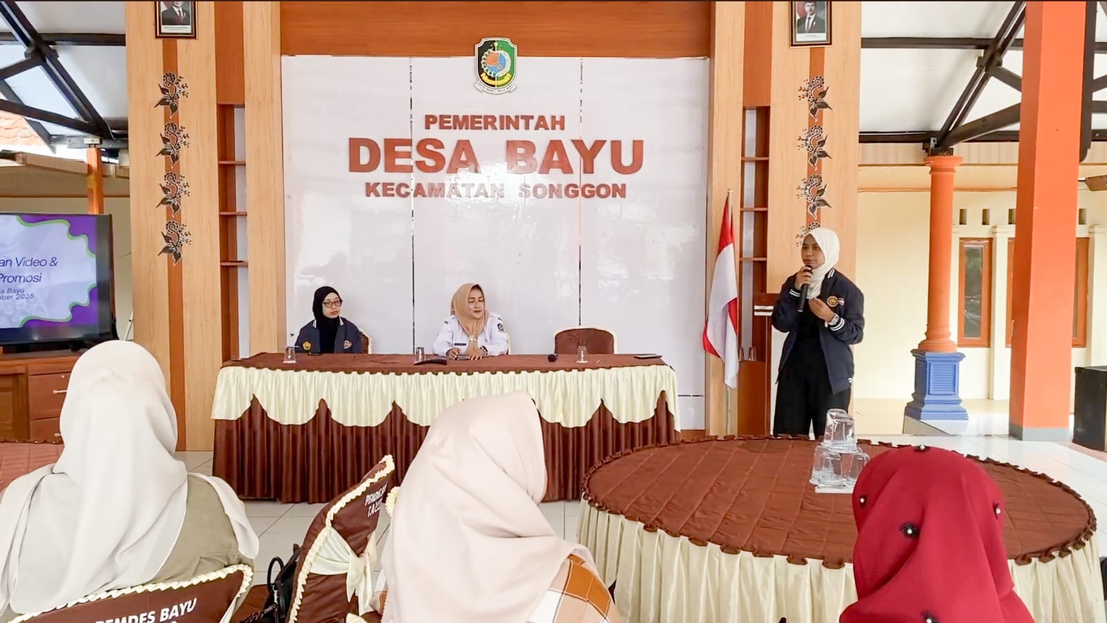 Tim promahadesa UNEJ melakukan sosialisasi pembuatan brosur dan video di desa Bayu, Banyuwangi