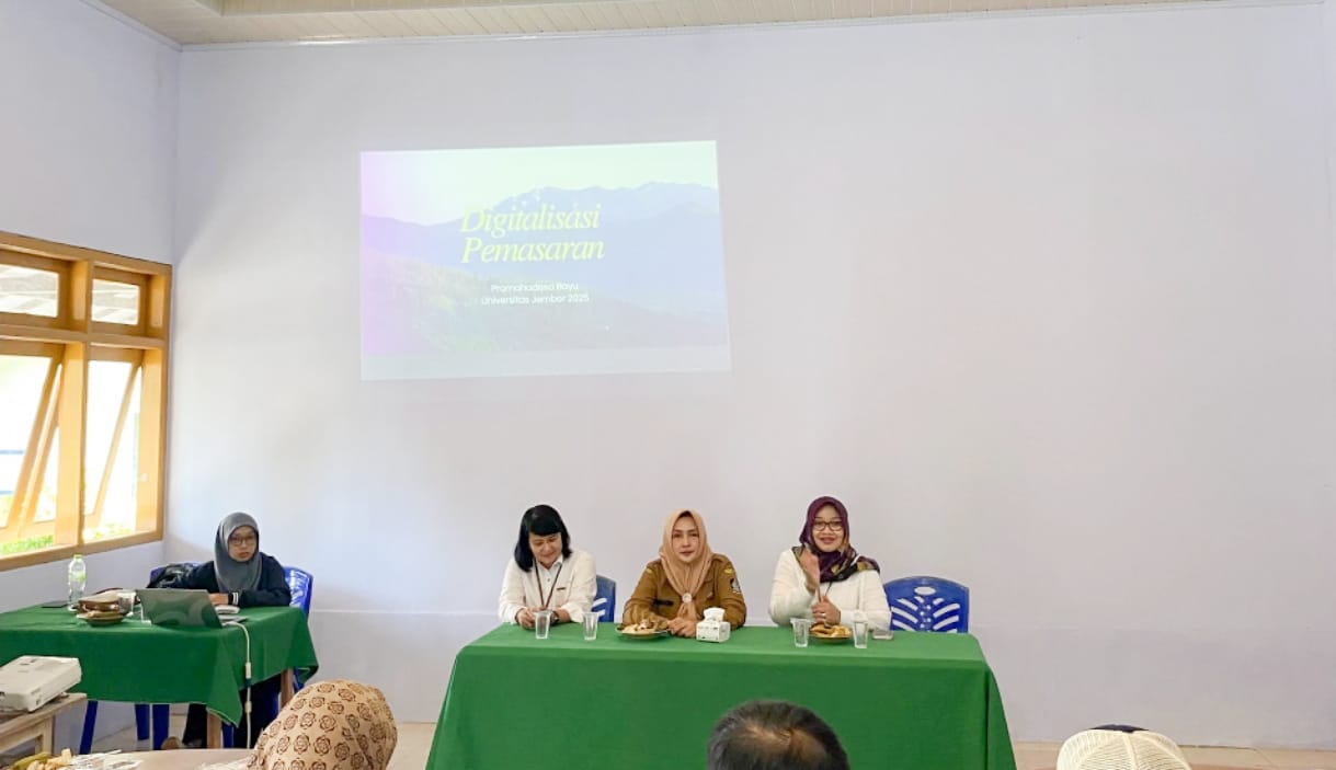 Kegiatan diskusi bersama Kepala Desa, BUMDes, dan kelompok petani buah di desa Bayu, Banyuwangi