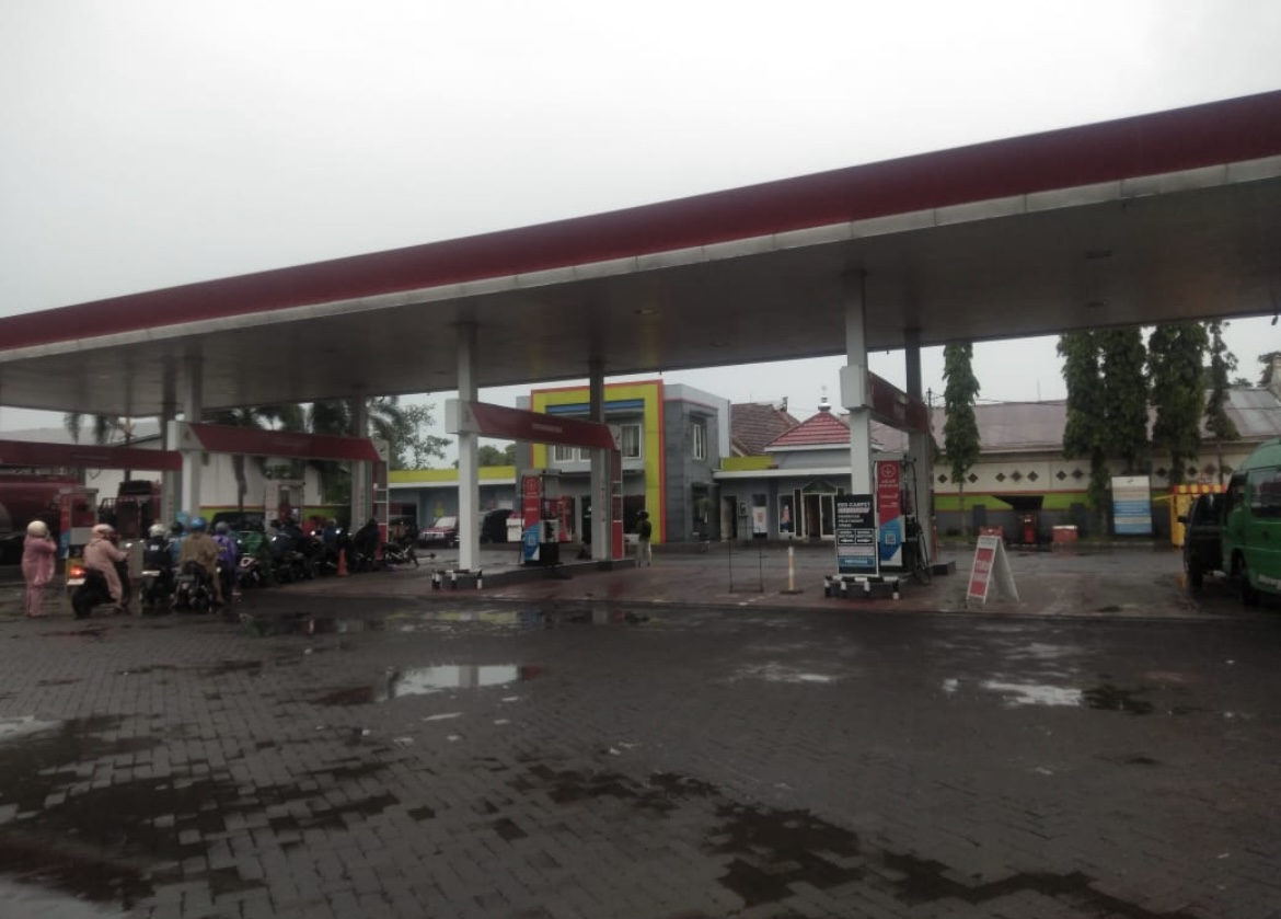 LANCAR: Sejumlah pengendara menunggu giliran untuk mengisi BBM jenis pertamax.(ILHAM WAHYUDI/RADAR IJEN)