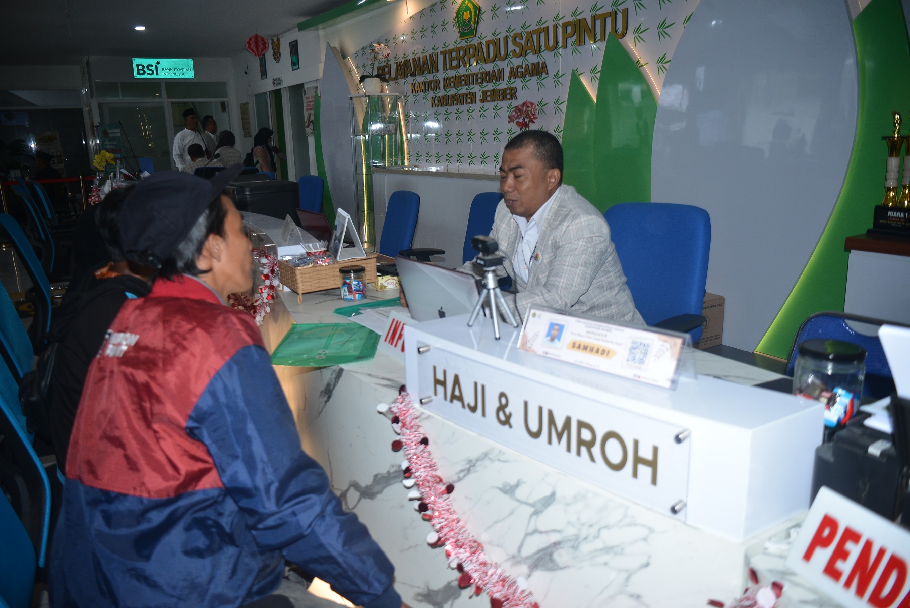 PELAYANAN: Staf PTSP Kemenag Jember melayani administrasi haji beberapa waktu lalu.