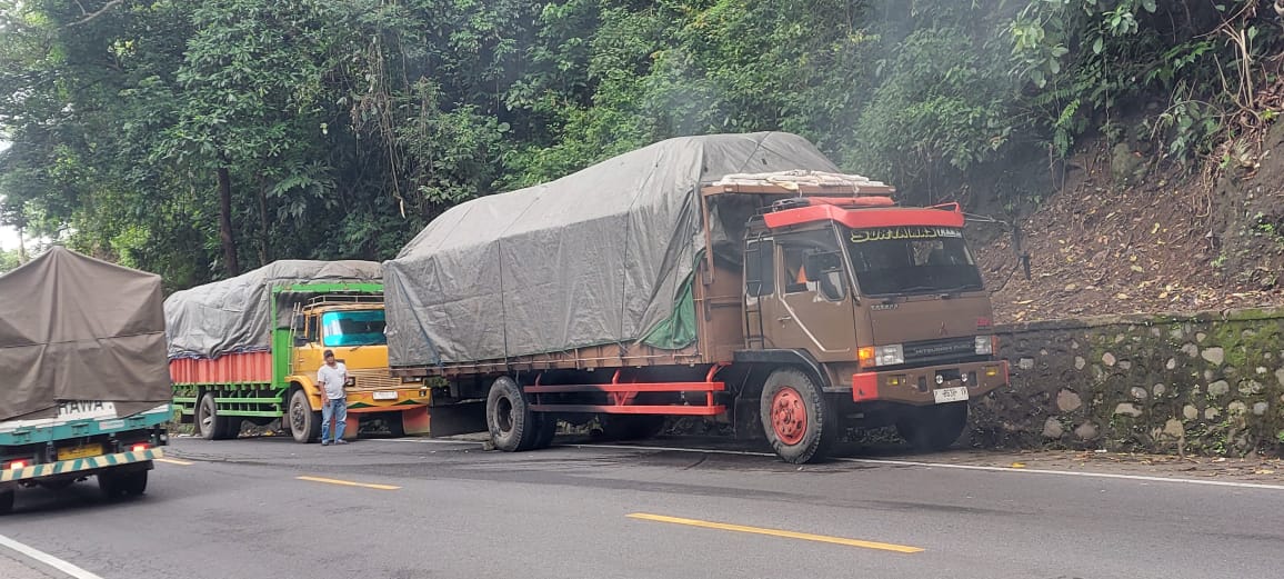 TROBEL DITENGAH JALAN: Truk Fuso bermuatan bahan bakar pabrik Gula Glenmore, Banyuwangi yang mengalami trobel di Jalur Gumitir, Desa Sidomulyo, Kecamatan Silo, Jember pada Kamis (13/11) pukul 13.30