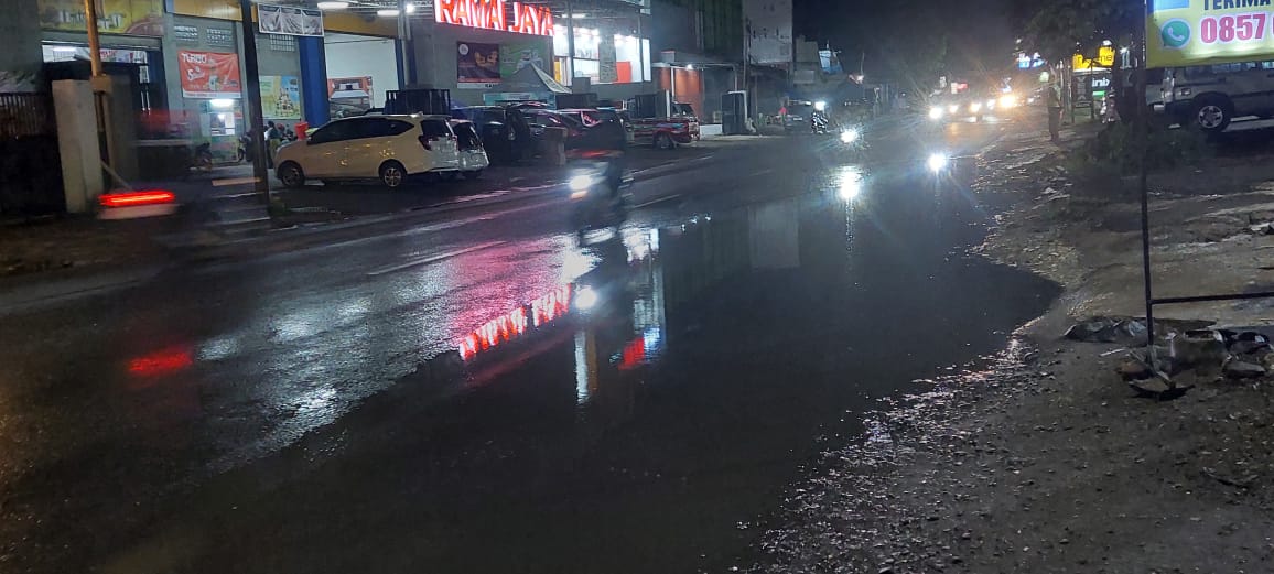 RAWAN KECELAKAAN: Genangan air di Jalan Gajah Mada tepatnya di depan Toko Rame Jaya, Desa/ Kecamatan Rambipuji, Jember yang mengganggu pengendara dari arah barat