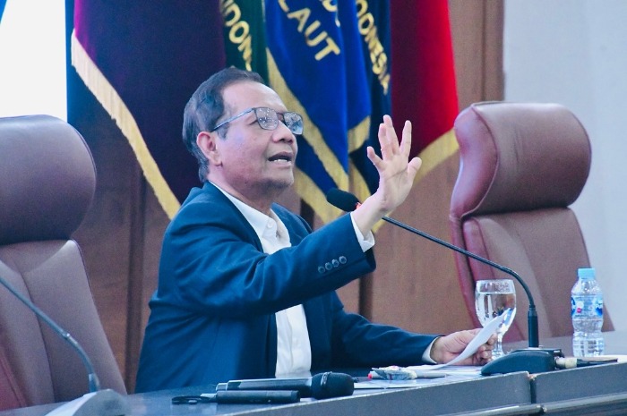 Menyoroti polemik putusan MK terkait anggota polisi aktif yang dilarang menduduki jabatan sipil. (Instagram.com/@mohmahfudmd)