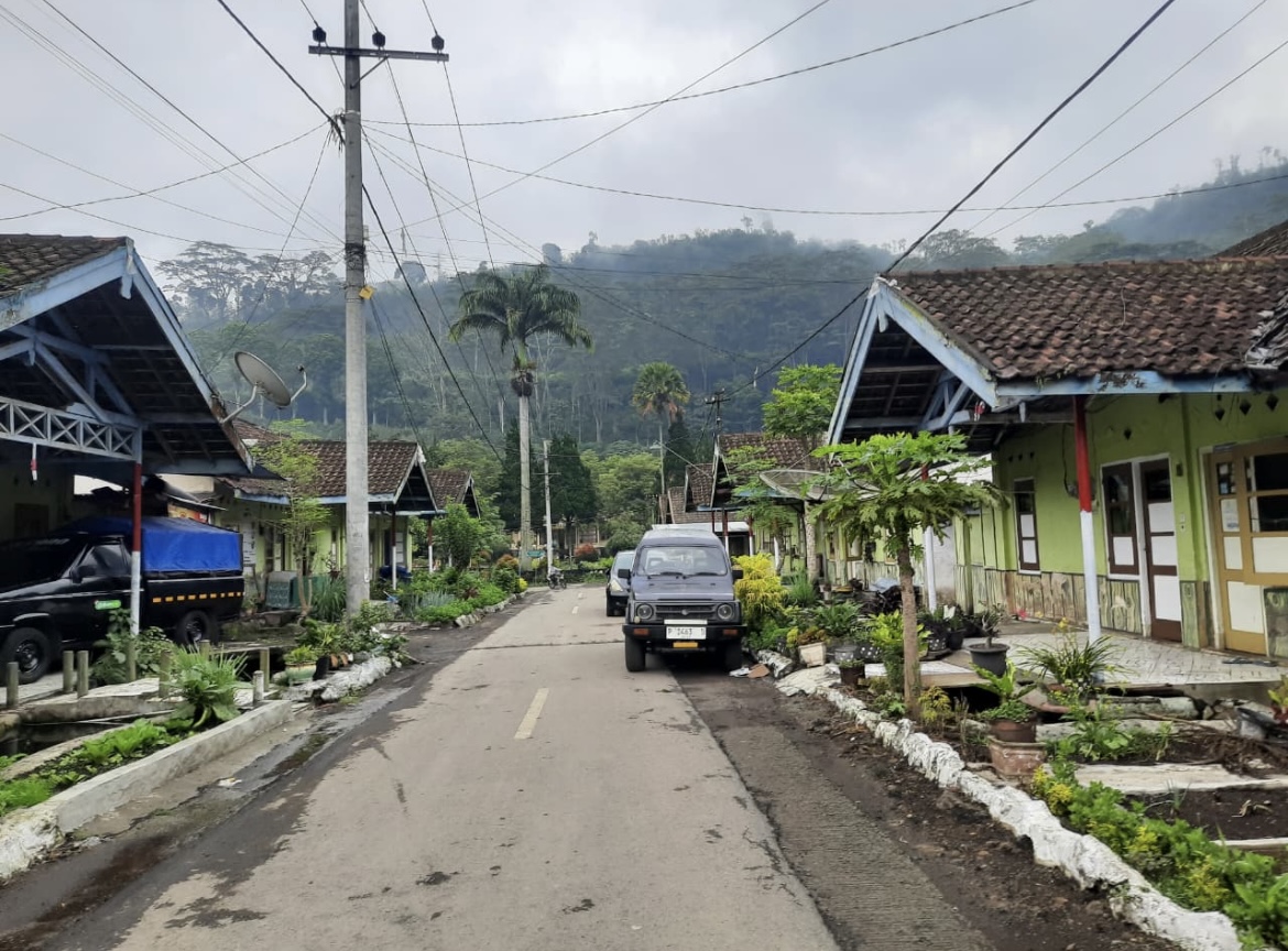 BERAKTIVITAS: Warga Desa Kalianyar saat beraktivitas di pagi hari.(FAQIH HUMAINI/RADAR IJEN)
