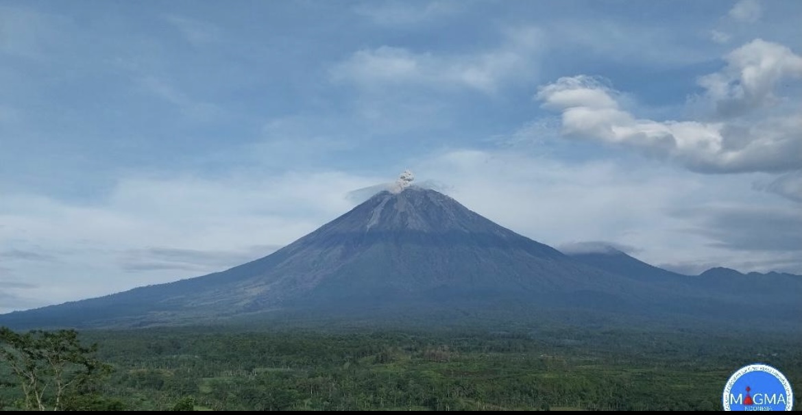 ERUPSI: Aktivitas Gunung Semeru terus mengeluarkan asap tebal setiap hari.(PETUGAS PPGA FOR RAME)