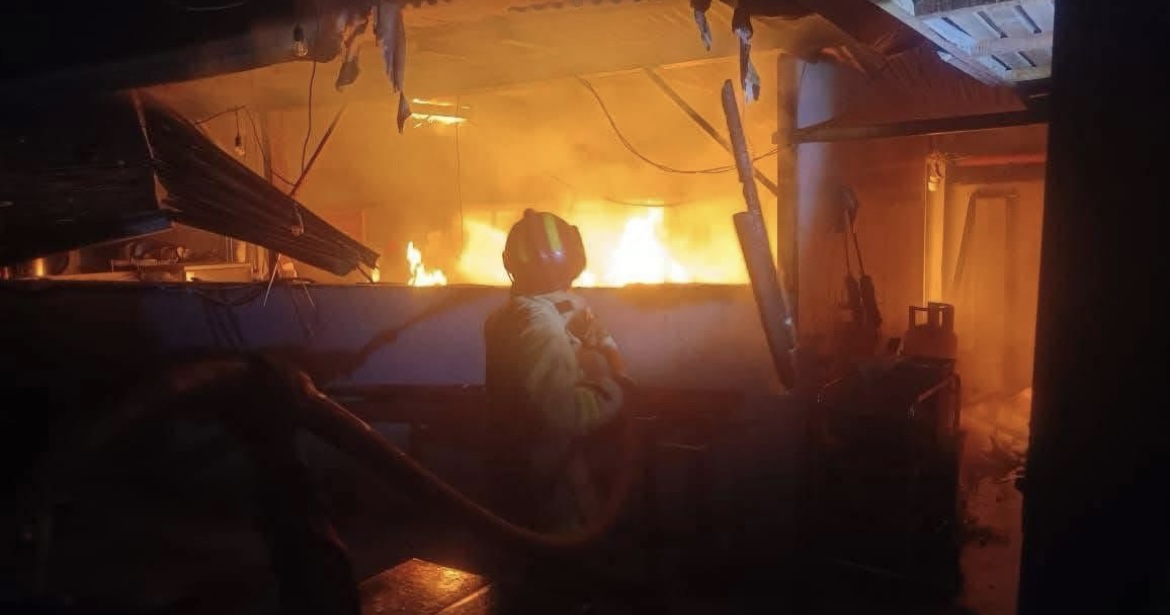 PADAMKAN: Petugas pemadam kebakaran Lumajang saat berusaha memadamkan api di Mak Rumpit, kemarin malam.(DAMKAR FOR RAME)