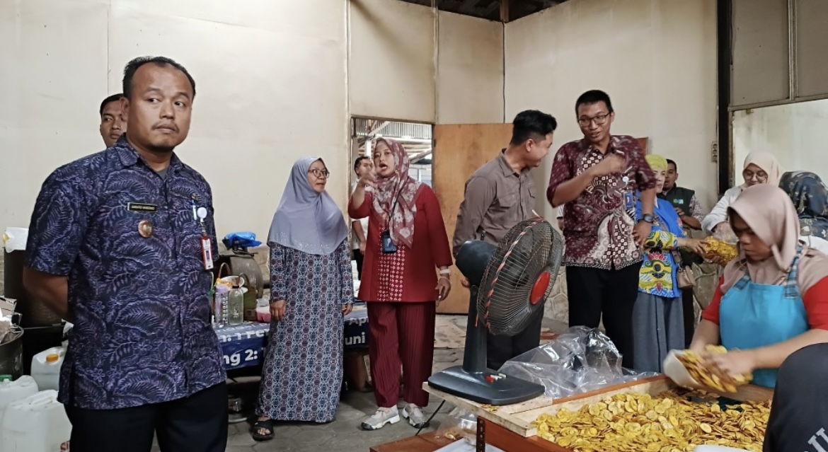 KUNJUNGI: Rombongan tim Kementerian Koordinator Bidang pangan RI berkunjung ke Desa Burno, Kecamatan Senduro, kemarin.(KOMINFO FOR RAME)