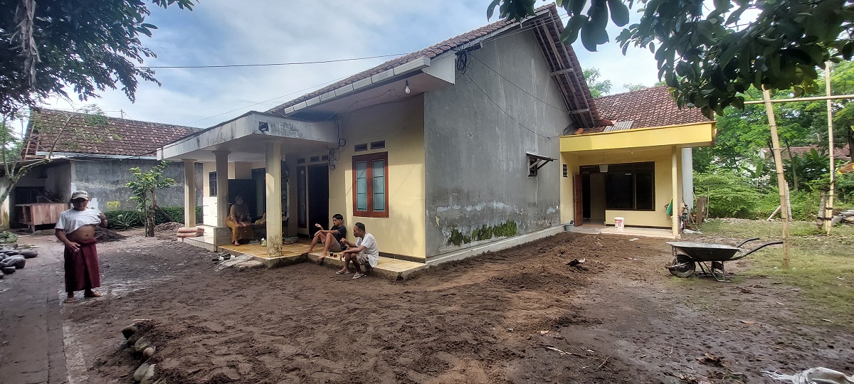 DUA KALI TERDAMPAK: Rumah Haris, di Dusun Pertelon, Desa Pakis, Kecamatan Panti, kembali menjadi korban banjir akibat meluapnya Sungai Petung yang terbelah jadi dua, Senin (10/11) 2025 lalu.