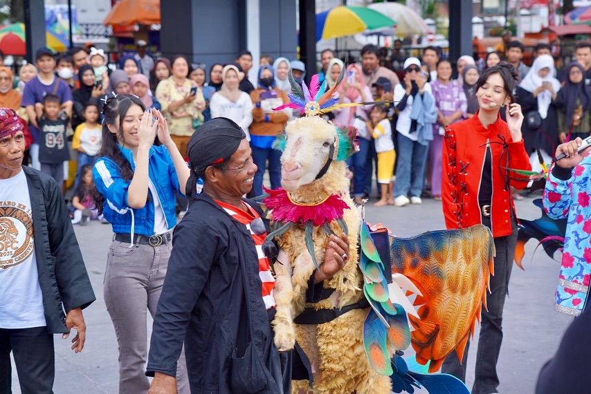 HIBURAN MERAKYAT: Salah satu kambing domba milik peternak Jember yang didandani khusus saat menyemarakkan karnaval akbar di Alun-alun Jember, Sabtu (15/11).