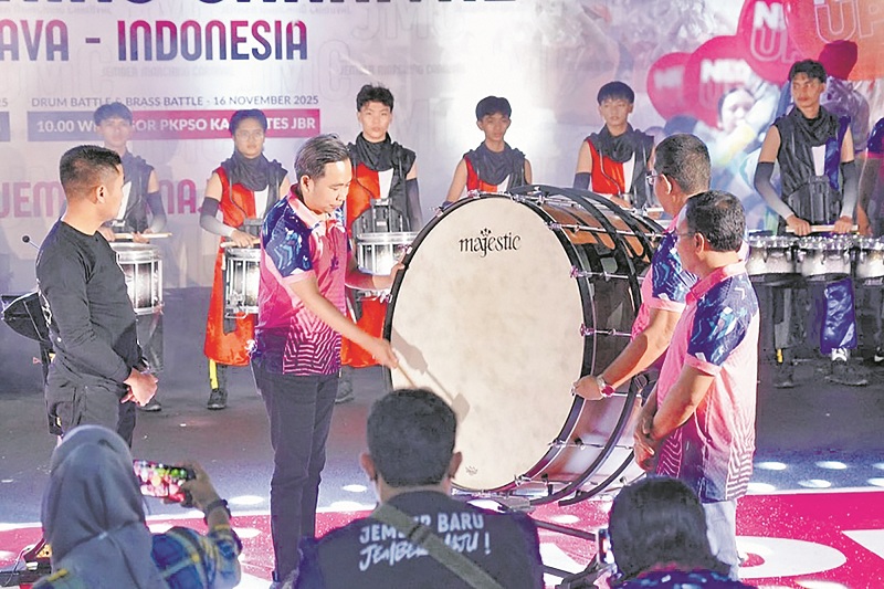 MEMBANGGAKAN: Bupati Jember Muhammad Fawait membuka acara International Jember Marching Carnival, di Alun-Alun Jember.