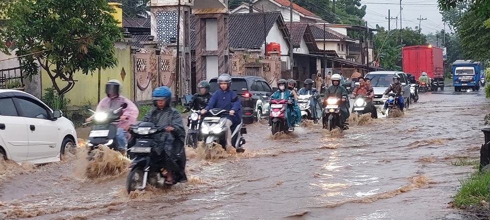BANJIR MUSIMAN: Banjir musiman di Dusun Krajan, Desa Langkap, Kecamatan Bangsalsari, cukup rutin terjadi setiap tahun. Kini selokannya sudah dibuatkan saluran alias tak buntu.