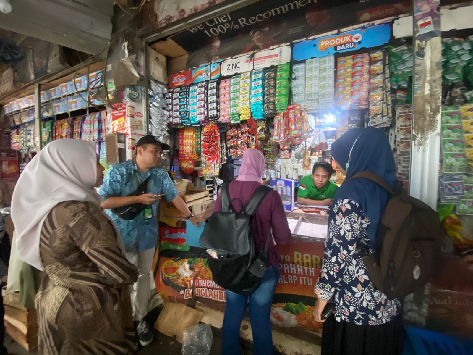 TELITI: Tim Bapanas RI mendatangi salah seoramg pedagang beras di Pasar Induk Bondowoso, kemarin