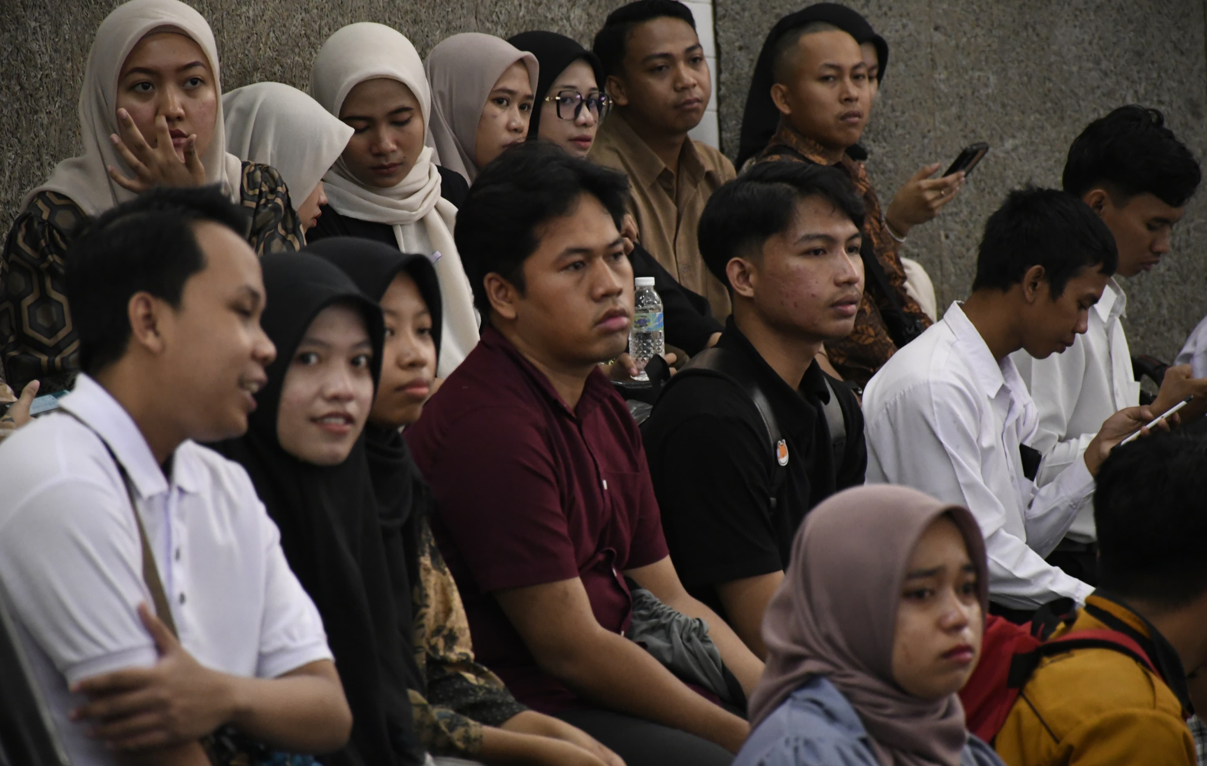 TUNGGU ANTREAN: Sejumlah pelamar kerja saat menunggu giliran proses wawancara dalam job fair kemarin.