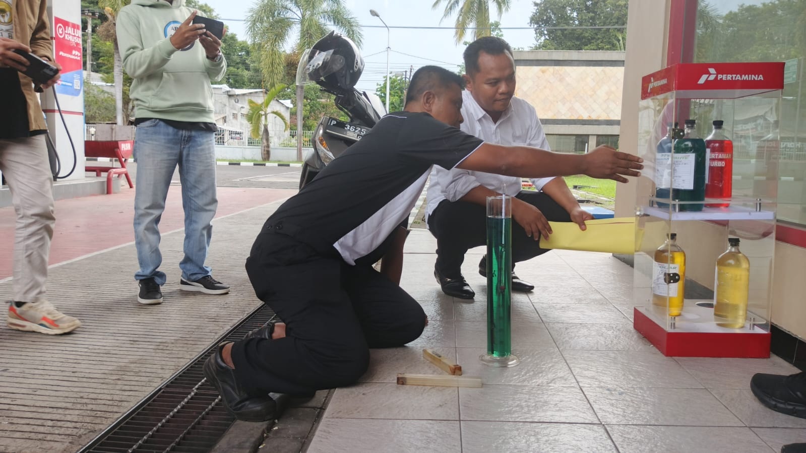 CEK LANGSUNG: Pihak kepolisian bersama petugas SPBU ketika mengecek langsung kualitas BBM beberapa waktu lalu.