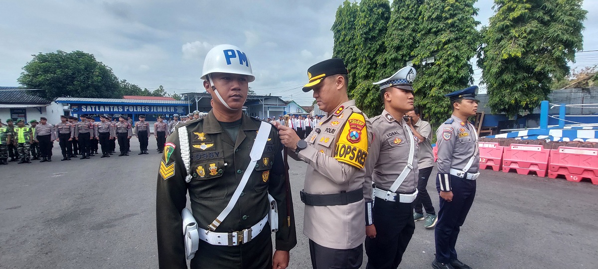 SEMATKAN PITA: Kapolres Jember AKBP Bobby Adimas Condro Putra menyematkan pita pertanda dimulainya Operasi Zebra 2025 selama dua pekan ke depan.