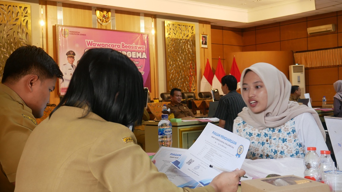 WAWANCARA: Tahapan wawancara kepada calon penerima beasiswa Cinta Bergema di Aula Dispendik, September lalu. Setelah uji publik, jumlah penerima menyusut.