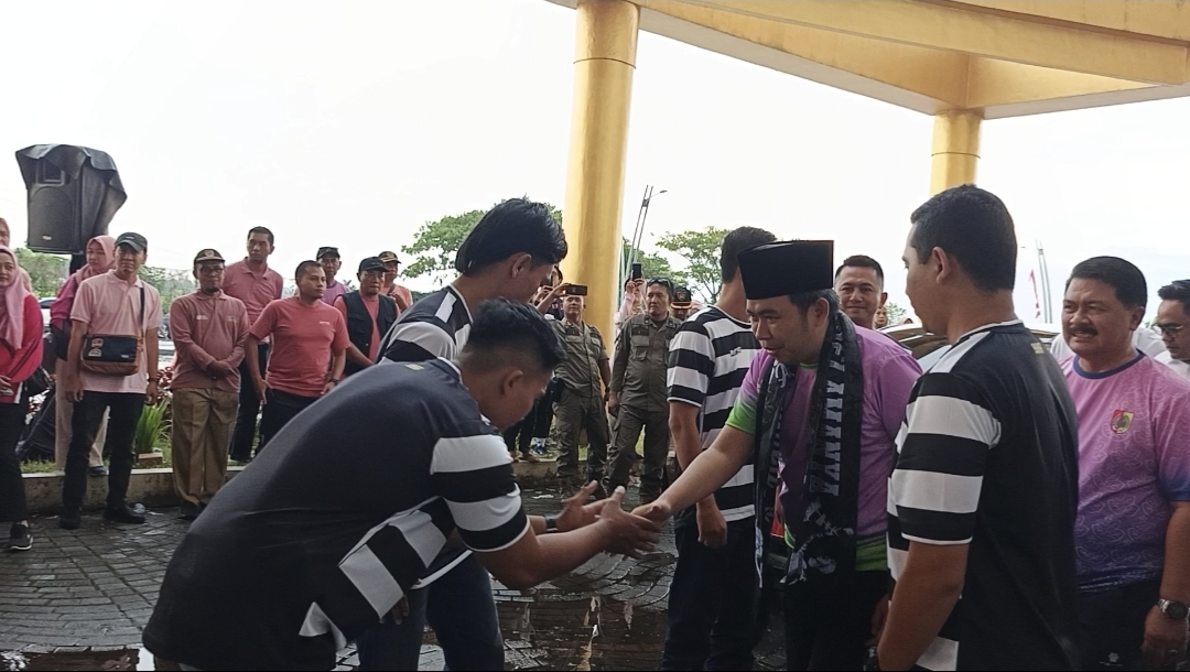 Bupati Jember Muhammad Fawait mengenakan syal bertuliskan Persid Jember, saat menyampaikan progres kinerjanya secara terbuka, di Stadion JSG 20 Oktober lalu. (Foto. Maulana/Radar Jember)