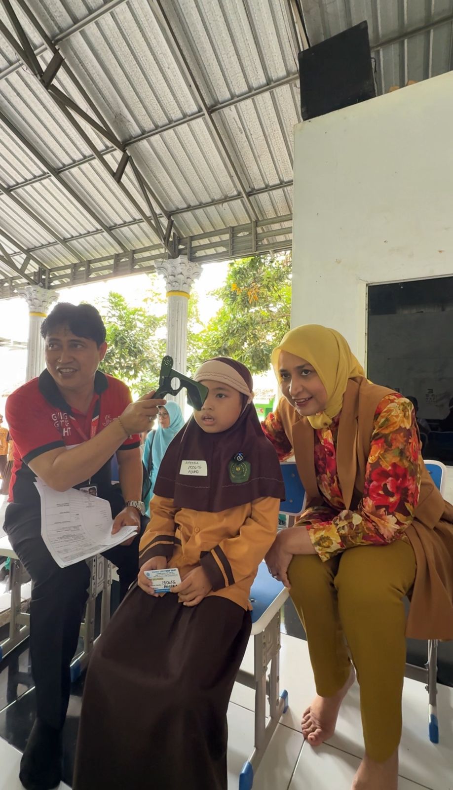 PEDULI: Owner Bina Sehat Grup dr Hj Faida MMR turut mendampingi siswa MI Salafiyah Syafiiyah yang melakukan skrining mata gratis.