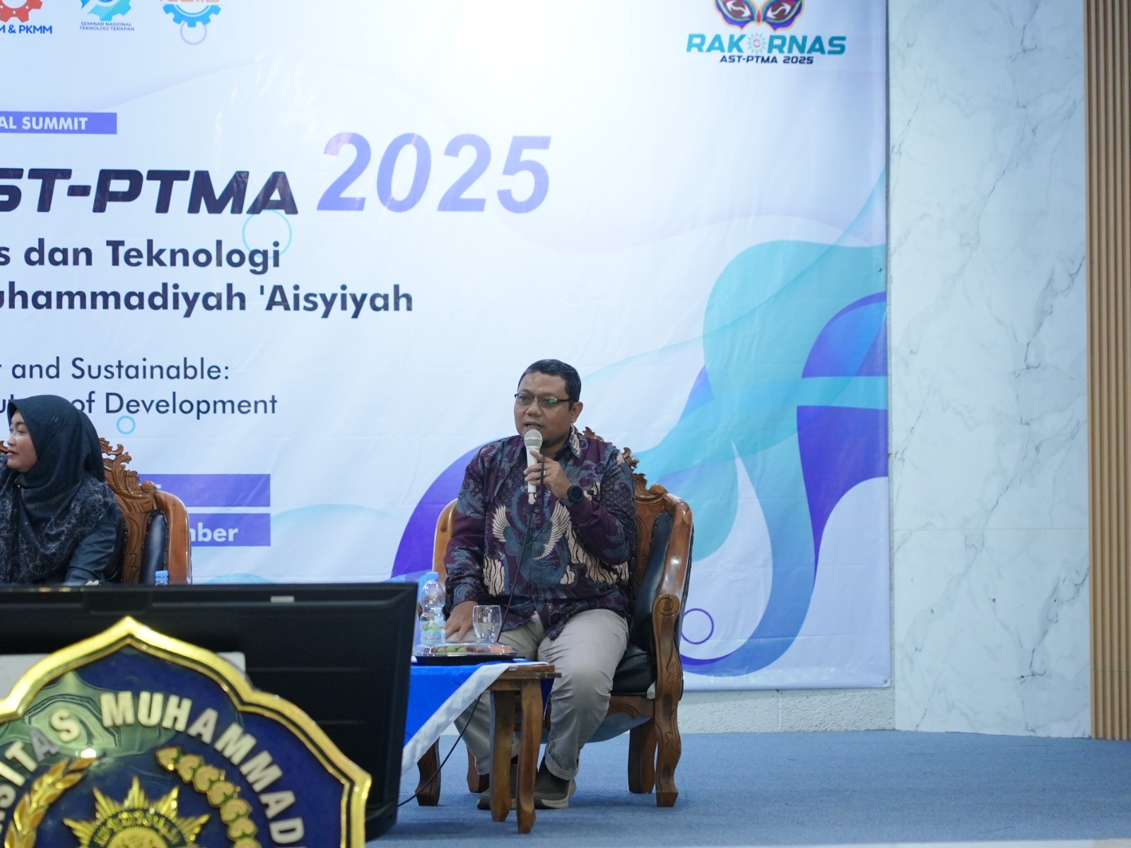 KEREN: Dr Bagus Setya Rintyarna, dosen Teknik Elektro Unmuh Jember, mempresentasikan riset analisis preferensi konsumen berbasis kecerdasan buatan di Rakornas AST-PTMA, beberapa waktu lalu.