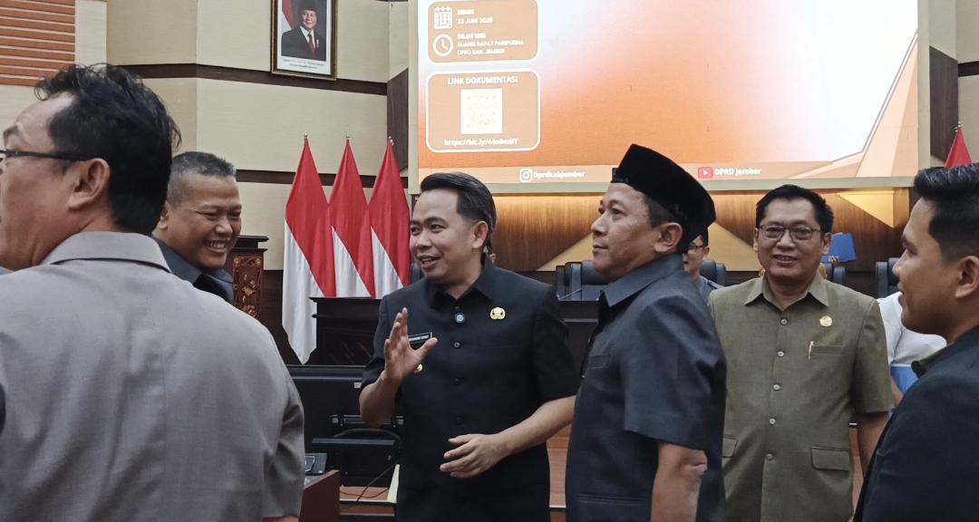 SINERGI DENGAN LEGISLATIF: Bupati Fawait usai rapat paripurna di Gedung DPRD Jember.